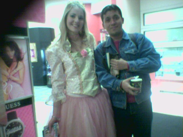 riz with actress.jpg (51276 bytes)